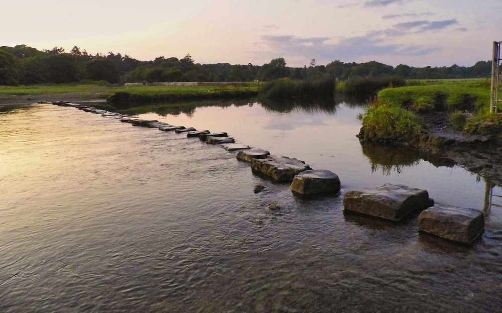 ligne de pierres de gué traversant une rivière